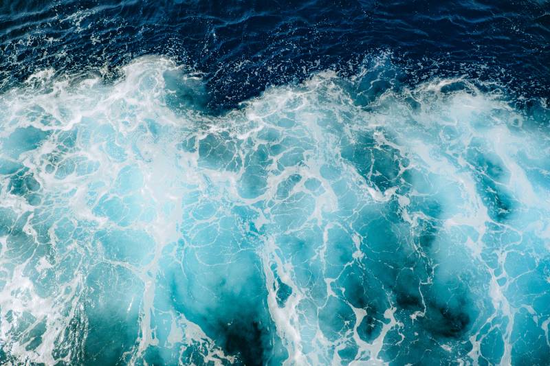 Les vagues en plein mouvement dans l'eau de la mer méditerranée dont on se sert pour fabriquer de l'Ormus